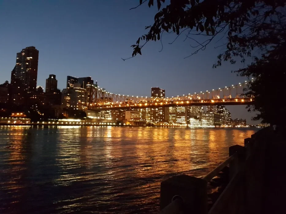 Roosevelt Island newyorktoutsimplement 12 nyts interieur Queensboro Bridge illuminé depuis Roosevelt Island