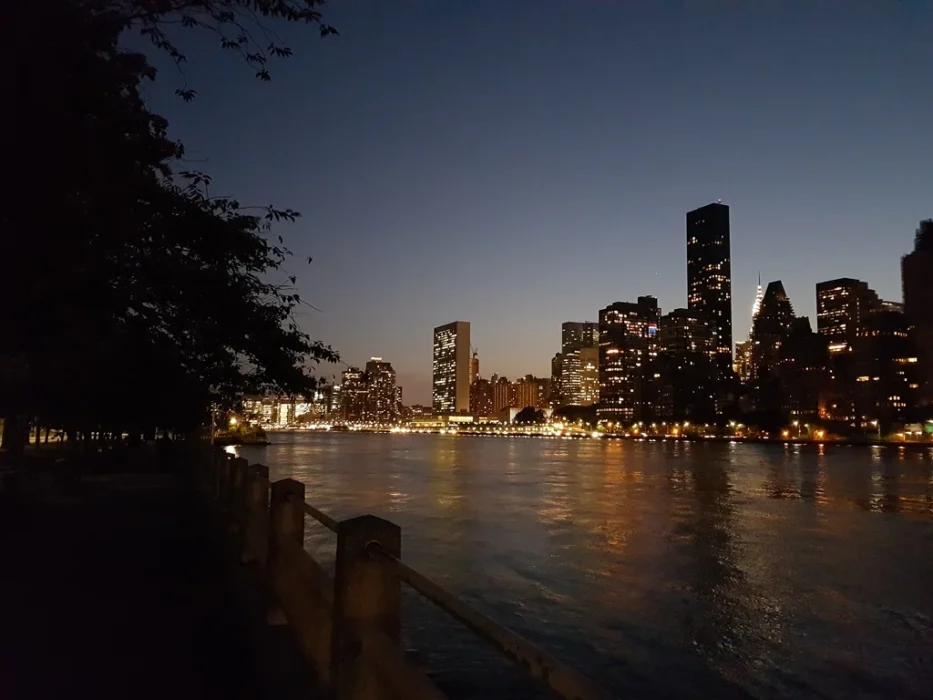 Roosevelt Island newyorktoutsimplement 13 nyts interieur Skyline de Manhattan de nuit depuis Roosevelt Island
