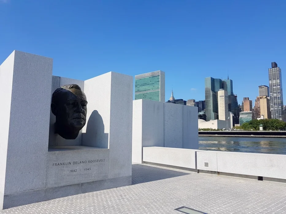 Roosevelt Island newyorktoutsimplement 8 nyts interieur Statue de Franklin D. Roosevelt à Roosevelt Island