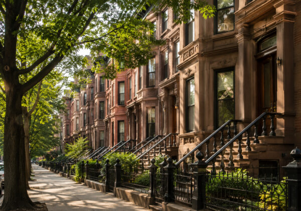 Maisons en brownstone bordées d’arbres dans une rue résidentielle de Harlem