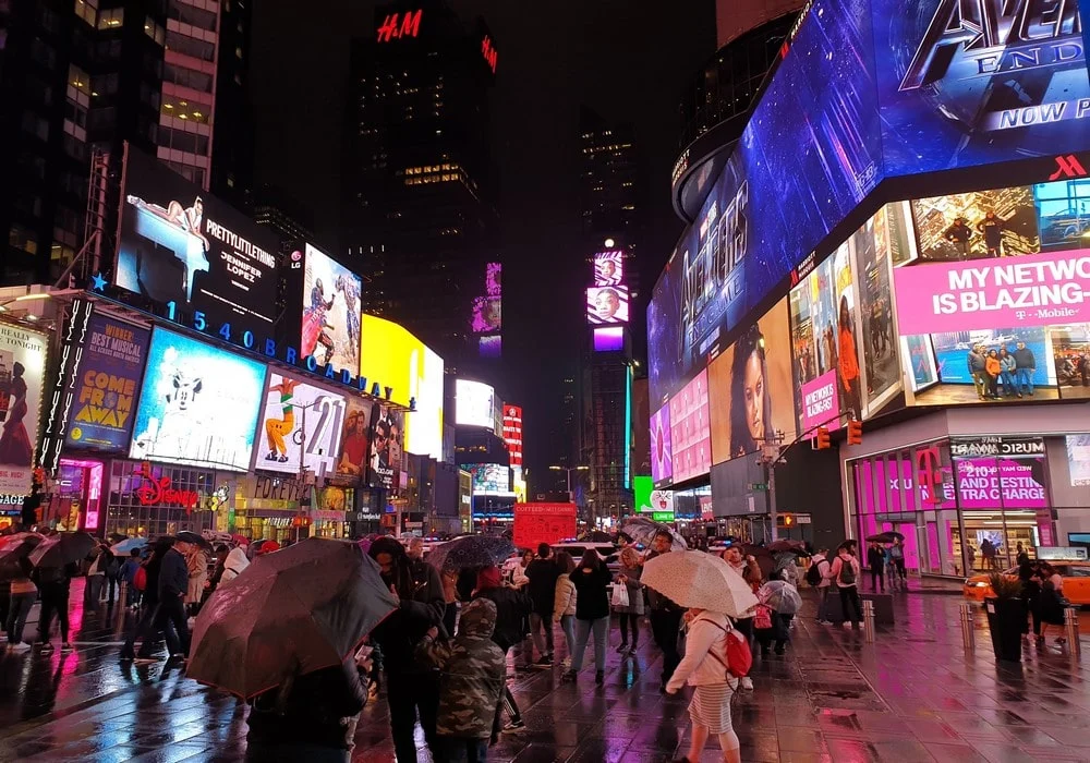 Times Square sous une forte pluie