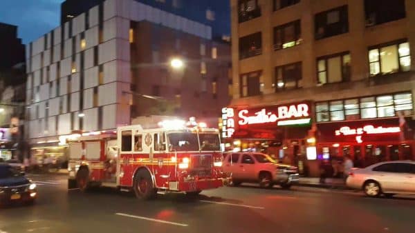 Camion de pompiers FDNY dans les rues de New York