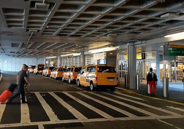 Faux taxi — vrai Taxi-jaune-aéroport-New-York