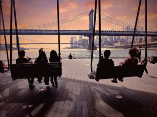 Il est des paysages urbains dont la beauté échappe aux mots, et qui, tels des horizons sauvages, soulèvent en nous les mêmes frissons d'émerveillement.

#manhattanbridge #pier35