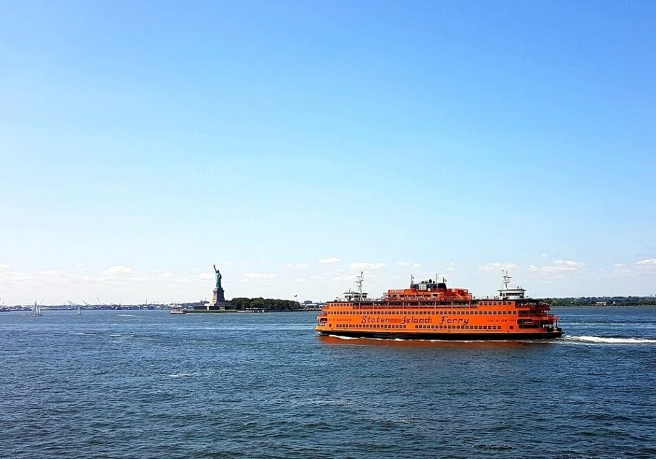 ferry transport New York e1783405773635 Ferry naviguant devant la skyline de New York