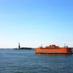 Ferry naviguant devant la skyline de New York
