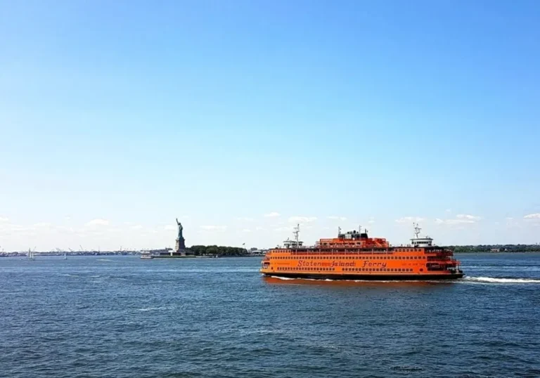 Ferry naviguant devant la skyline de New York