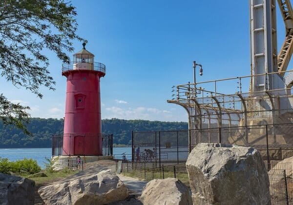 Little Red Lighthouse sous le George Washington Bridge