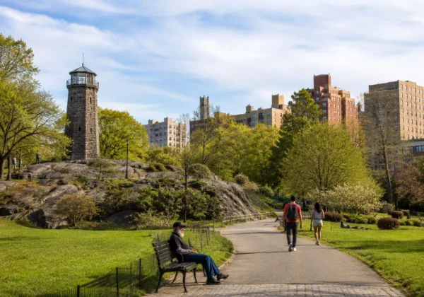 Tour de guet et promenade dans Marcus Garvey Park à Harlem